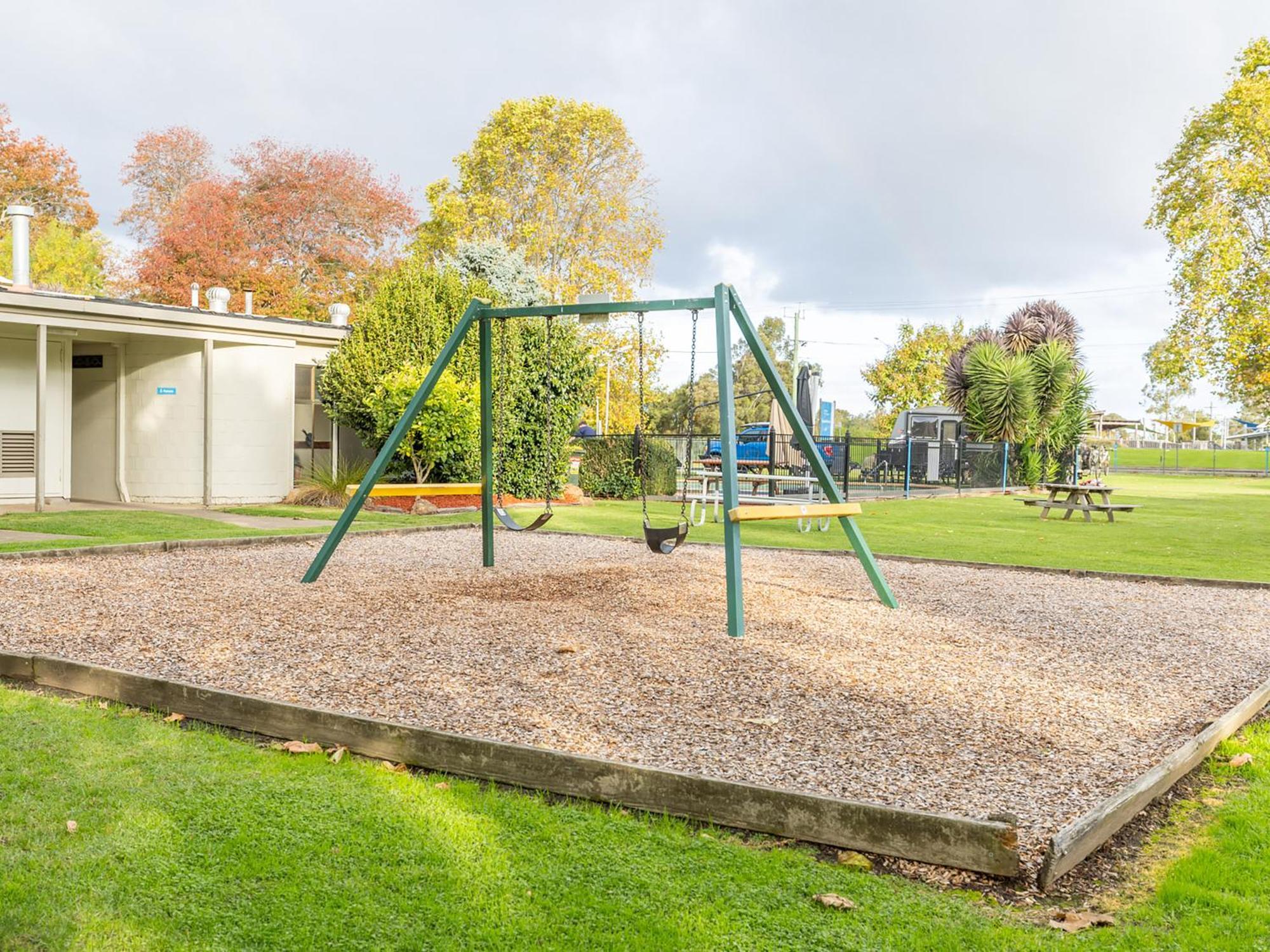 Nrma Bairnsdale Riverside Holiday Park מראה חיצוני תמונה