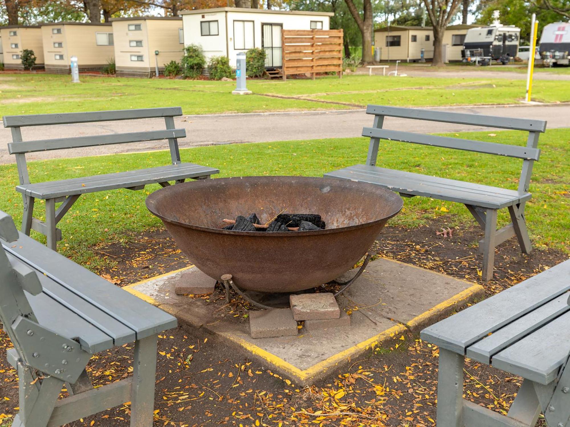 Nrma Bairnsdale Riverside Holiday Park מראה חיצוני תמונה