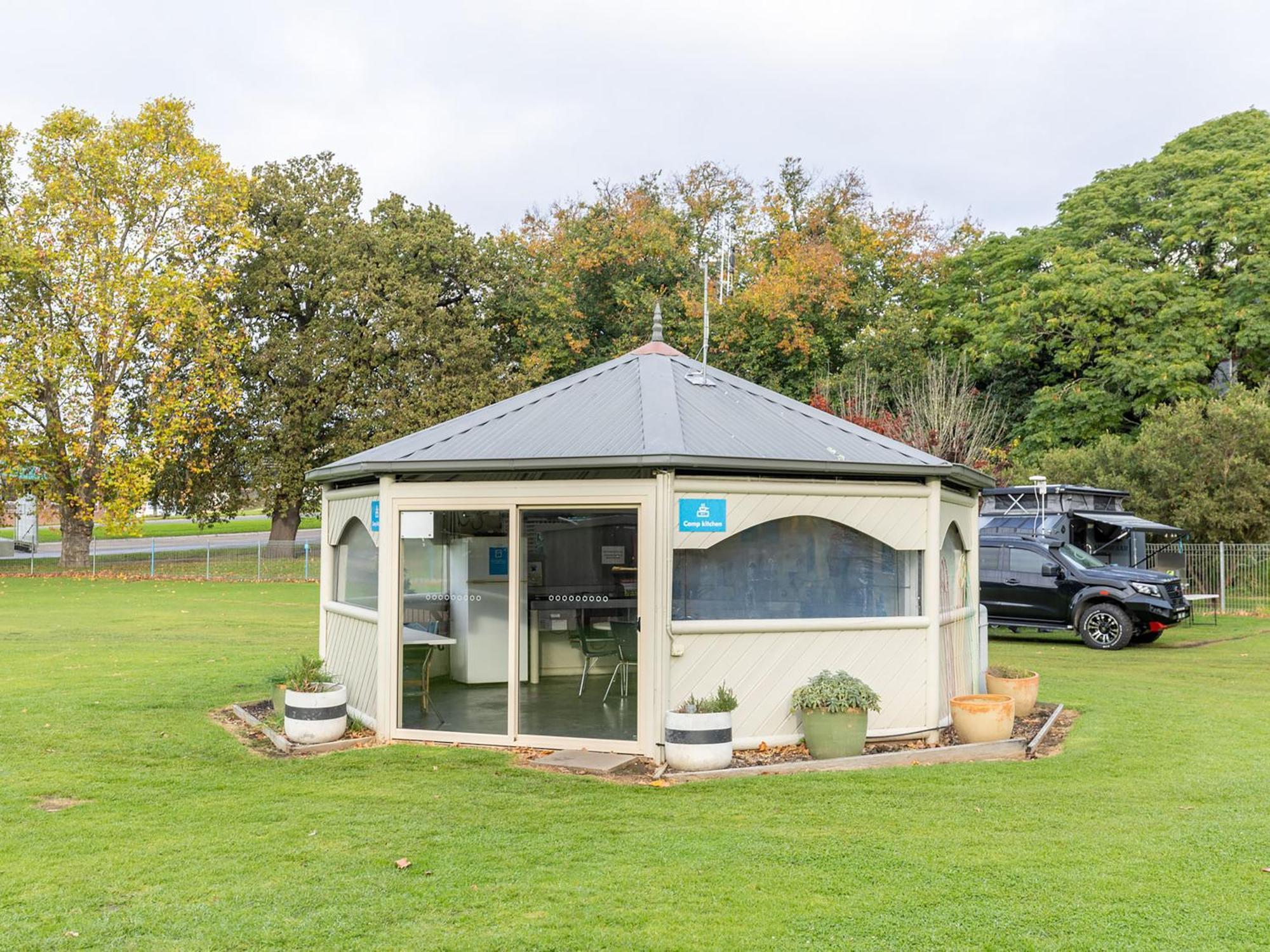 Nrma Bairnsdale Riverside Holiday Park מראה חיצוני תמונה