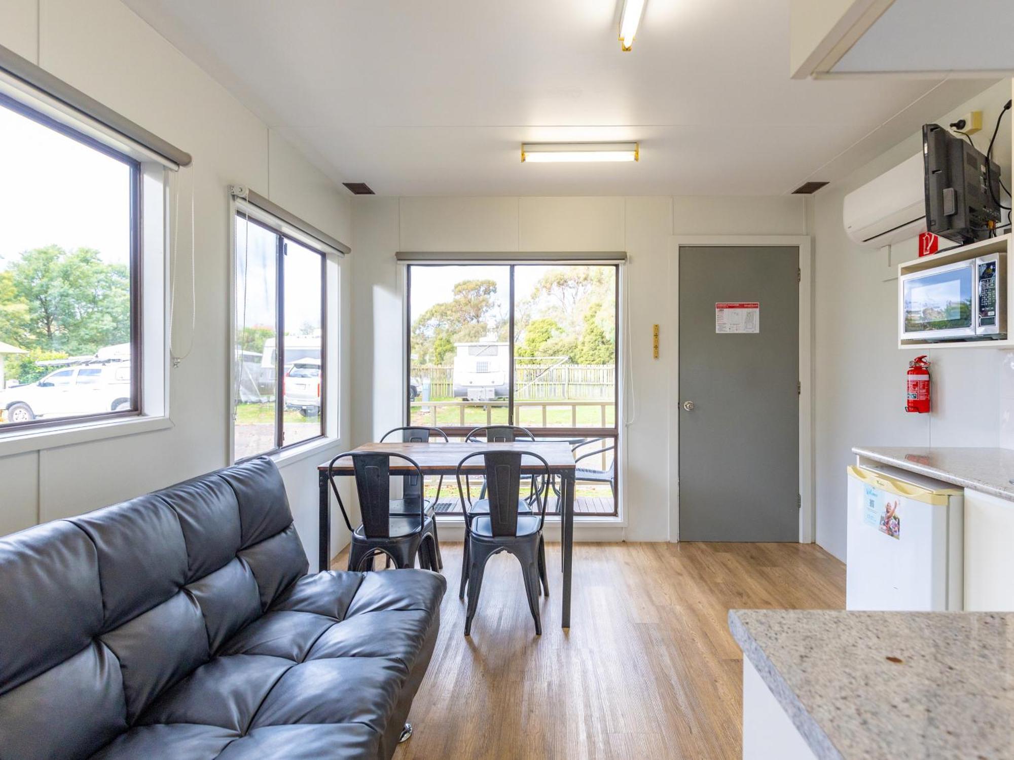 Nrma Bairnsdale Riverside Holiday Park חדר תמונה