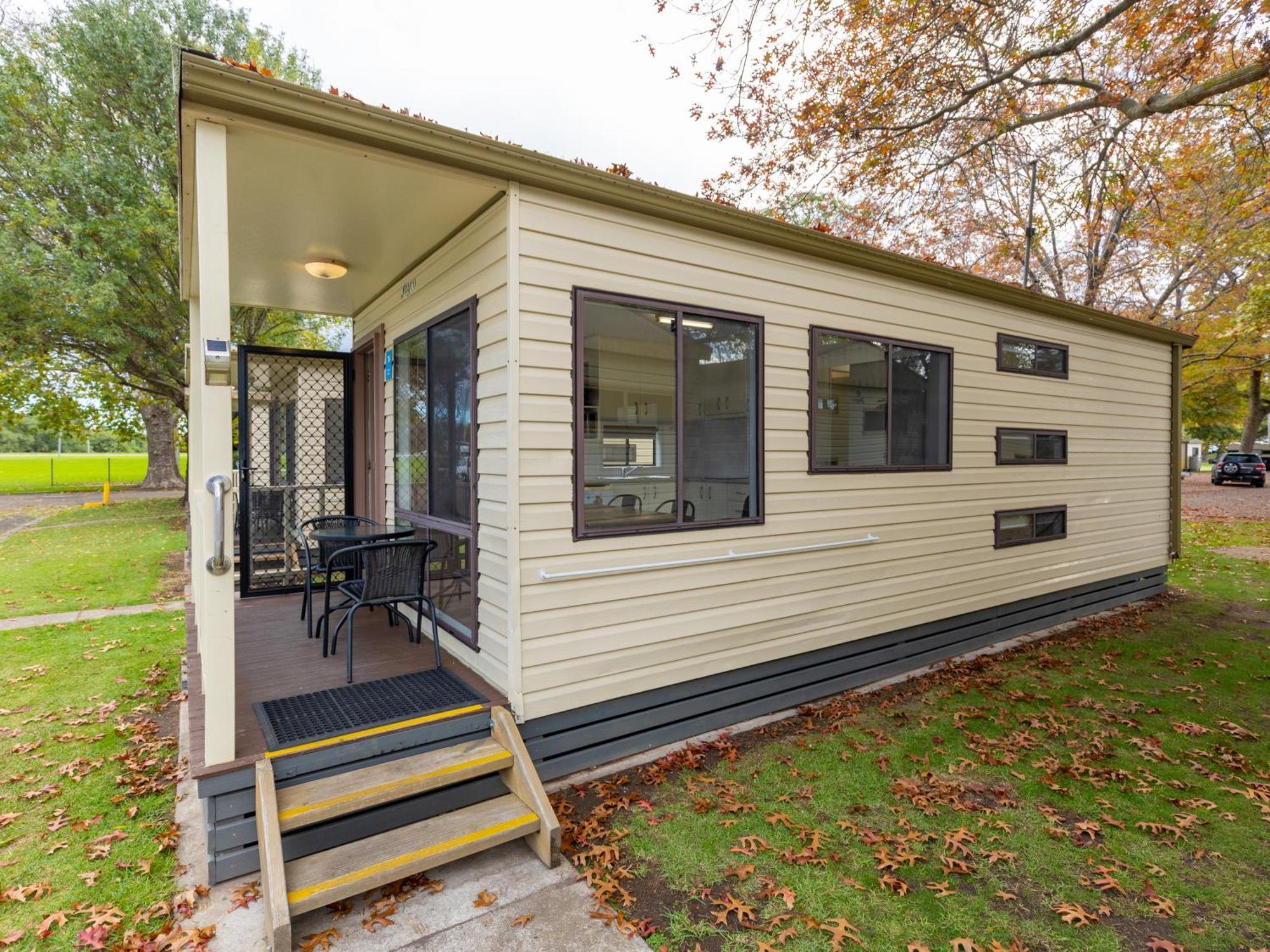 Nrma Bairnsdale Riverside Holiday Park חדר תמונה